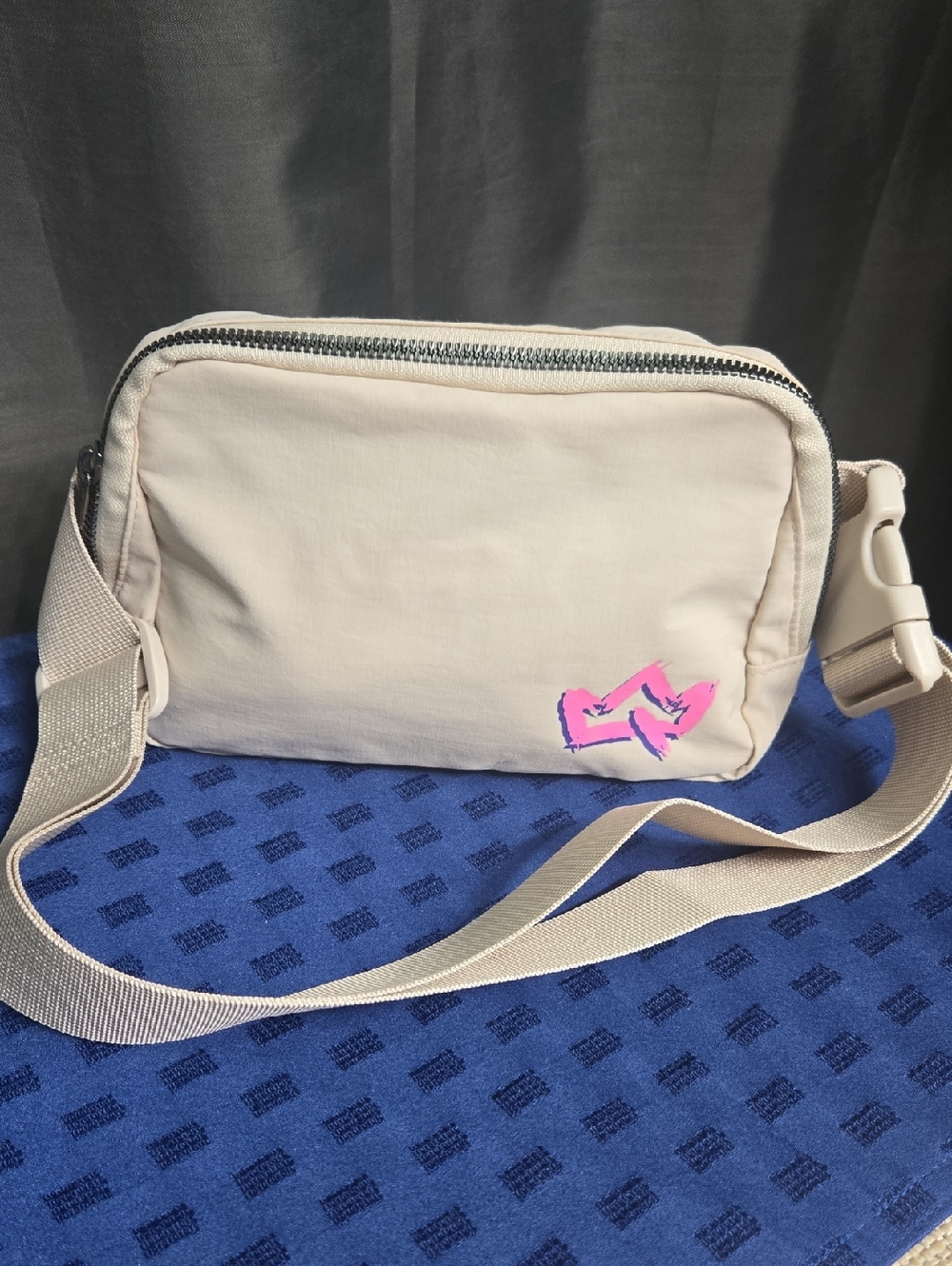 NWOT Beige BELTBAG with Pink Accent